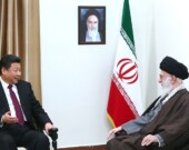 Rencontre à Téhéran du secrétaire général du Parti communiste chinois, Xi Jinping, accompagné de sa délégation, avec le Guide suprême de la Révolution islamique, Ali Khamenei, en janvier 2016. &mdash; PHOTO: khamenei.ir - Wikimedia Commons