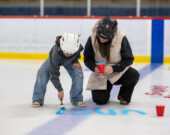 Une mère et sa fille peignent côte à côte sur la glace. &mdash; PHOTO: Shannon Nickerson