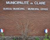 Le devant de l’édifice principal de la Municipalité de Clare, décoré de tulipes aux couleurs acadiennes.  &mdash; PHOTO: Richard Landry
