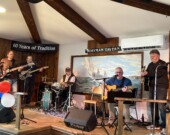 Photo prise lors de la rencontre de bienfaisance organisée par L’Acabie Transport. Ces musiciens ont su mettre l’ambiance avec brio. De gauche à droite: Adrien Aucoin, Steven LeFort, Rhéal Beaudry, David Deveau et Tommy Poirier.  &mdash; PHOTO: Rosie Aucoin-Grace