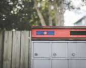 Pour les ainés ruraux, le passage de la livraison à la porte vers ces installations centralisées marque la fin d'un lien social historique avec le facteur. &mdash; PHOTO: Stephen Andrews / Unsplash