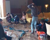 Démarrage de l’œuvre de tissage textile avec Ariane Gleize. Les jeunes partagent leurs idées, tissent à différents endroits et commencent à créer une rivière.  &mdash; PHOTO: Ariane Gleize