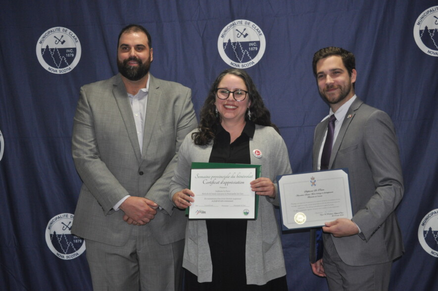Le préfet Yvon LeBlanc (à gauche) a présenté le certificat de reconnaissance à Stéphanie St-Pierre en présence du député provincial, Ryan Robicheau. &mdash; PHOTO: Richard Landry