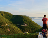 Chaque année, des visiteurs venus de partout sont attirés par les paysages spectaculaires du Cap-Breton, ainsi que par son riche patrimoine acadien et celtique. &mdash; Photo: Daniel Aucoin