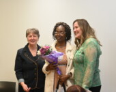 De gauche à droite: Shirley Vigneault, directrice générale de l’Équipe alphabétisation, aux cotés de Shala Mudimbiyi et de Jane Hunter, directrice générale de Litteracy Nova Scotia.  &mdash; PHOTO: Jean-Philippe Giroux