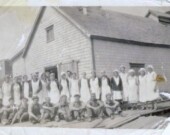Usine coopérative de Grand-Étang, 1940. Jeunes filles. De gauche à droite: Virginia Aucoin, Sophie Ann Aucoin, Zabme Doucet, Marguerite Doucet, Sophie Chiasson, Cécile Anne Doucet, Marie-Hélène Doucet, Alma LeBlanc, Anita Aucoin, Félix Poirier (contremaitre), Marie-Thérèse Cormier. Marie-Janette Doucet, Marie-Anne Aucoin, Dyney Doucet, Dyney LeLievre. Coroline Shomp. Nancy Aucoin, Juliette Poirier. Cécile Cormier. Hommes: Philip Deleney, Luc Camus, Gérard Cormier, Alex LeBlanc. Luc Aucoin, Arsène Chiasson, Joseph J. Chiasson, Arthur LeBlanc et Élie Joseph Doucet. &mdash; PHOTO: Archives
