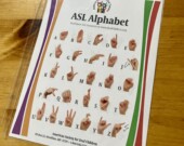 L’outil de base pour les cours de langue des signes à Connie Samson: l’alphabet avec des signes de la main.  &mdash; PHOTO: Jean-Philippe Giroux