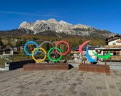 Les symboles olympiques et paralympiques avec pour toile de fond les Alpes italiennes à Cortina d'Ampezzo. &mdash; PHOTO: David Dibert - Pexels