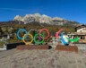 Les symboles olympiques et paralympiques avec pour toile de fond les Alpes italiennes à Cortina d'Ampezzo. &mdash; PHOTO: David Dibert - Pexels