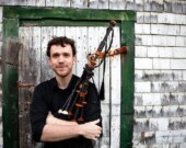 Kenneth Mackenzie, vice-président de Beinn Mhàbu, qui dirige Taigh Sgoile na Drochaid. Il est également joueur de cornemuse et violoniste.  &mdash; PHOTO: Celtic Colours International Festival