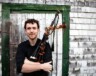 Kenneth Mackenzie, vice-président de Beinn Mhàbu, qui dirige Taigh Sgoile na Drochaid. Il est également joueur de cornemuse et violoniste.  &mdash; PHOTO: Celtic Colours International Festival