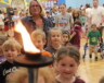 La flamme de la paix partagée avec les enfants de l'école communautaire Bayview à Mahone Bay, en Nouvelle-Écosse. &mdash; PHOTO: Adarini Inkei