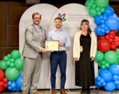 Alec Comeau à la cérémonie de remise de prix du 27 mai au Collège Boréal à Sudbury, accompagné de Martin Normand, PDG de l'ACUFC, et Manon Tremblay, directrice en santé au secrétariat national du Consortium national de formation en santé (CNFS-ACUFC). &mdash; PHOTO: de gracieuseté - Catrine Demers