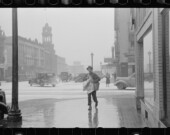 Un jeune crieur de journaux aux États-Unis, vers 1940. &mdash; PHOTO: image dans le domaine public; source: Bibliothèque du Congrès des États-Unis