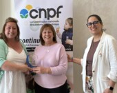 Suzanne Saulnier reçoit le prix national Ghislaine-Pilon lors de la rencontre nationale de la CNPF. &mdash; PHOTO: la CNPF