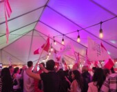 Lors de la cérémonie de clôture, des volontaires dansent au rythme de chansons libanaises brandissant les drapeaux du Canada et du Liban.  &mdash; PHOTO: Kenny Joe Chamoun Daaboul
