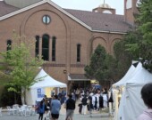 L'entrée du festival à l'église grecque orthodoxe Saint Georges.  