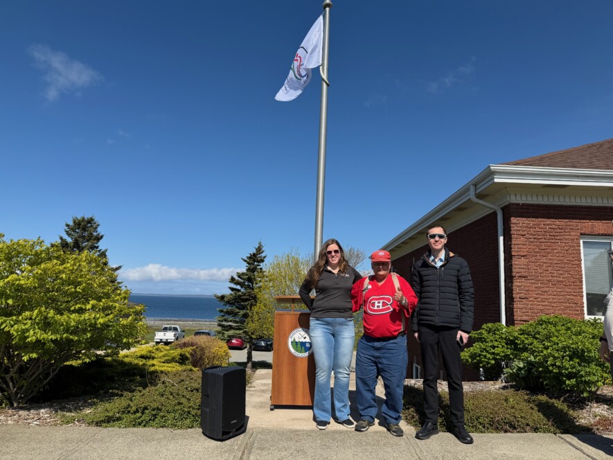 De la gauche vers la droite, Jessica-Walker Dion, gérante des loisirs, un membre d’Inclusion Clare, et Marc Alexandre Bouchard, coordonnateur d’ EDIA. &mdash; PHOTO: Prudencia Mbiadjeu