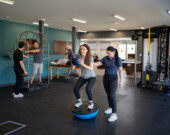 Les employés de la clinique montrent comment fonctionnera la nouvelle clinique de physiothérapie. &mdash; PHOTO: Marc d’Entremont/Ghostjunk studios