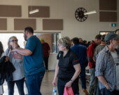 Des participants discutent du projet de réglementation avec des agents municipaux et des représentants de Stantec spécialisés dans l’urbanisme lors de la réunion publique du 10 juin. &mdash; PHOTO: Shannon Nickerson