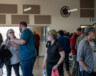Des participants discutent du projet de réglementation avec des agents municipaux et des représentants de Stantec spécialisés dans l’urbanisme lors de la réunion publique du 10 juin. &mdash; PHOTO: Shannon Nickerson