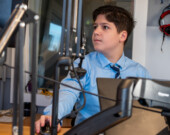 Jayden LeBlanc se prépare pour sa dernière émission de radio avant son retour en août. Le 10e épisode de «Une Veillée À Clare» a été tourné le 24 juin 2026. &mdash; PHOTO: Shannon Nickerson