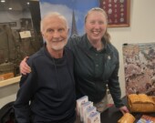 Claude de Grâce et Amy Antonick, cheffe d’équipe des Expériences Grand-Pré, à la Légion de Wolfville, lors de la Journée du patrimoine de la Nouvelle-Écosse, en février 2026.  &mdash; PHOTO: France Thériault