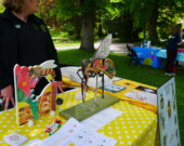 Kiosques sur les pollinisateurs aux Jardins publics d’Halifax pour le Pollinator Week. &mdash; PHOTO: Arthur Gandin