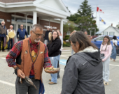 Carl Deveau, président de l’AAMS conduisant la cérémonie des cendres. &mdash; PHOTO: Prudencia Mbiadjeu