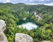 Le Sentier Mine de plâtre à Chéticamp est un parcours de randonnée très prisé de 2,6 km qui mène à un lac de baignade aux eaux turquoise, formé dans une ancienne carrière et offrant une vue magnifique. &mdash; PHOTO: Archives
