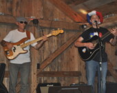 Noé Hanna était heureux d’ouvrir le spectacle du Cajun Louis Michot avec son oncle, Lester Doucet. &mdash; PHOTO: Richard Landry