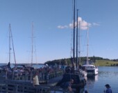 Le public, installé sur le quai, profite du concert.  &mdash; PHOTO: Ariane Gleize