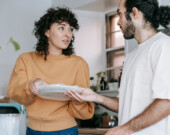 Statistique Canada a étudié plus en détail les habitudes langagières des Canadiens et des canadiennes qui disent utiliser régulièrement les deux langues officielles à la maison.  &mdash; Photo: Blue Bird – Pexels