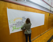 Une participante de la dernière édition du festival Local Prosperity, en 2016 à Miramichi, au Nouveau-Brunswick, qui contribue au remplissage de la bannière.  &mdash; PHOTO: Centre for Local Prosperity