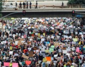 Une manifestation pacifique dans les rues de Los Angeles, aux États-Unis. &mdash; PHOTO: Alex Radelich, Unsplash