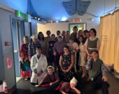 La distribution de la pièce de théâtre pour jeunes, Un concert de l’ancien temps, à Chéticamp, à La Place des arts Père Anselme Chiasson de l’École NDA. &mdash; PHOTO: Rosie Aucoin-Grace
