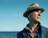 Zachary Richard est devenu l’une des figures les plus importantes de la culture cadienne et francophone de la Louisiane. &mdash; Photo: Le Grenier Musique