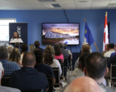 Les gens se sont réunis au campus de l’Université Sainte-Anne de Petit-de-Grat pour célébrer les 15 ans du Centre de recherche marine et souligne sa contribution à la recherche et à la résilience des industries côtières. &mdash; Photo: Université Sainte-Anne