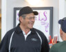 Richard Belliveau, fondateur du tournoi, a pris plaisir à discuter avec les participants alors que le tournoi touchait à sa fin avec une vente aux enchères. &mdash; PHOTO: Nicole Deveau