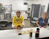 De gauche à droite: Caroline Thériault et Alice Comeau, bénévoles durant la soirée Su Ambroise. &mdash; PHOTO: Prudencia Mbiadjeu