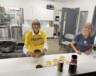 De gauche à droite: Caroline Thériault et Alice Comeau, bénévoles durant la soirée Su Ambroise. &mdash; PHOTO: Prudencia Mbiadjeu