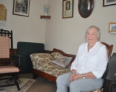 Aline Bond, copropriétaire de l’ancien Globe Hôtel, dans son salon à Saulnierville. &mdash; PHOTO: Richard Landry