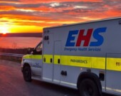 Un véhicule du service de santé d'urgence au lever du soleil à Kellys Mountain, dans le comté de Victoria. &mdash; PHOTO: Facebook - Emergency Health Services