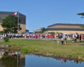 La foule était nombreuse au lever du drapeau pour commencer les activités de la Fête du 15 août en Clare. &mdash; PHOTO: Richard Landry