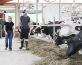Le ministre de l'Agriculture, Greg Morrow (à gauche), visite la ferme Glendyer à Mabou en compagnie de ses propriétaires, Janessa Henry et Bruce Sutherland. &mdash; PHOTO: Province de la Nouvelle-Écosse