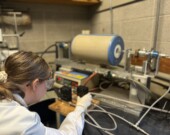 Cheyanne Soderquist, étudiante dans le laboratoire de Michael Metzger, réalisant la fabrication d’une pile bouton. &mdash; PHOTO: L’équipe de Michael Metzger