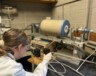 Cheyanne Soderquist, étudiante dans le laboratoire de Michael Metzger, réalisant la fabrication d’une pile bouton. &mdash; PHOTO: L’équipe de Michael Metzger