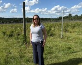 Stacey au vignoble L’Acadie à Gaspereau à quelques jours du début de la saison estivale. &mdash; PHOTO: France Thériault