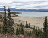 Le glacier Kaskawulsh au Yukon a tellement fondu qu’en 2016 que les eaux de sa fonte ont emprunté une voie différente et ont pratiquement arrêté d’alimenter le lac Kluane, asséchant ce qui était auparavant la rivière Slims. &mdash; Photo: Julien Cayouette – Francopresse