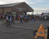 Les cyclistes au départ, au Centre des anciens combattants, à Saulnierville. &mdash; PHOTO: Richard Landry